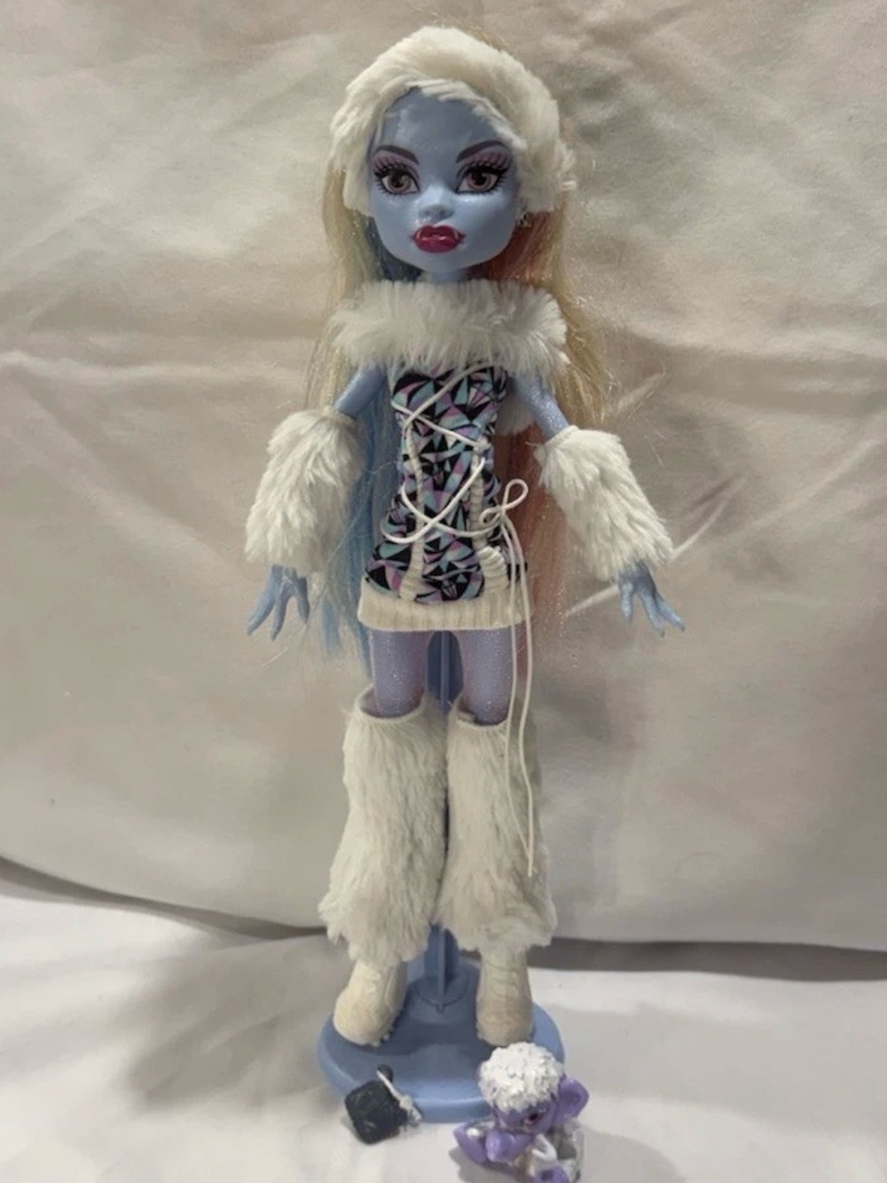 Monster High Abbey Bominable Doll 2011 Original G1 with Shiver and Ice Purse